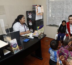 Doña Letizia durante su recorrido por las instalaciones del Centro de Atención Integral